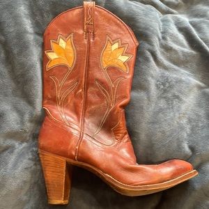 Beautiful vintage cowboy boots size 10, fits like a 9